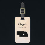 Nebraska Map Bagagelabel, Wedding Party Welcome Bagagelabel<br><div class="desc">Deze staatsbagagelabels maken de perfecte bruiloft cadeautjes voor labels of welkome tas labels. Stropdas het aan uw bruidsmaidgiften in plaats van een typisch label van de papiergift, en zij kunnen het voor maanden en jaren gebruiken om te komen. Labels hebben een perzikabrikozenachtergrond. Om het hart bij de trouwplaats te plaatsen,...</div>