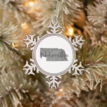 Nebraska Shaped Gray Textured Chalkboard Tin Sneeuwvlok Ornament<br><div class="desc">Met de plattegrond van het silhouet van de staat Nebraska gevuld met een grijze getextureerde krijtbordachtergrond en de staatsnaam die aan de voorkant is geschreven in een leuk handschrift dat zwart op tekstlettertype lijkt, is deze kerstversiering van Nebraska perfect voor elke Nebraskan die van de Cornhusker-staat van Nebraska houdt en...</div>