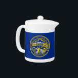 Nebraska Staatsvlag theepot<br><div class="desc">Verbeter je theetijd met een vleugje Nebraska-trots met onze exclusieve theepot met de vlag van Nebraska! Deze theepot is meer dan alleen een functioneel keukenitem; het is een viering van het erfgoed van Nebraska en een unieke manier om je trots van de staat te laten zien. Elke theepot toont prominent...</div>