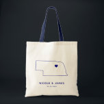 Nebraska Wedding Welcome Bag Map Tas, Navy Blue Tote Bag<br><div class="desc">Een welkome cadeautas van een bruiloft met kaart-afbeelding. Je gasten zullen graag in hun hotel kijken en dit tas vinden vol met behandelingen die op hen wachten. U kunt het hart op de locatie van uw grote dag plaatsen met behulp van de functie "Pas verder aan".</div>