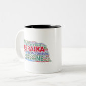 Nebraska Word Cloud Tweekleurige Koffiemok (Voorkant links)