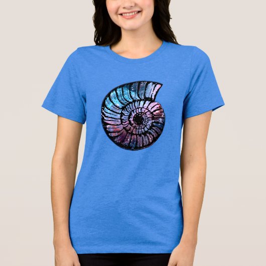Nebula met sterren in een Nautilus Shell Tri-Blend Shirt (Voorkant)