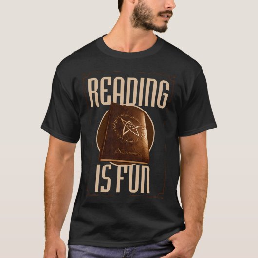 Necronomicon lezen is leuk t-shirt (Voorkant)