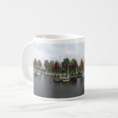 Nederlandse haven met groene en rode bomen Panoram Koffiemok (Voorkant links)