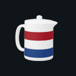 Nederlandse vlag theepot<br><div class="desc">Voeg een vleugje Nederlandse elegantie toe aan uw collectie met onze theepot met de Nederlandse vlag! Deze theepot is gemaakt met nauwgezette aandacht voor detail en is meer dan alleen een functioneel item; het is een viering van het Nederlandse erfgoed en culturele trots. Het opvallende ontwerp toont prominent de iconische...</div>