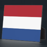 Nederlandse vlaggenPlaque Fotoplaat<br><div class="desc">Voeg een vleugje Nederlands erfgoed toe aan uw ruimte met onze elegante plaquette met de vlag van Nederland! Deze plaquette is vervaardigd met zorgvuldige aandacht voor detail en toont met trots de iconische driekleurenvlag van Nederland. De vlag bestaat uit drie horizontale banden van gelijke grootte - rood op de bovenkant,...</div>
