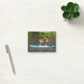 Nederlandse vrouw op SUP in yoga zet water aan Post-it® Notes (Kantoor)