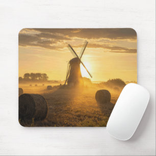 Nederlandse windmolen in een ochtendhooiveld muismat