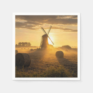 Nederlandse windmolen in een ochtendhooiveld servet