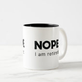 Nee, ik ben met pensioen. tweekleurige koffiemok (Voorkant rechts)