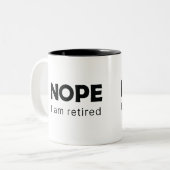 Nee, ik ben met pensioen. tweekleurige koffiemok (Voorkant links)