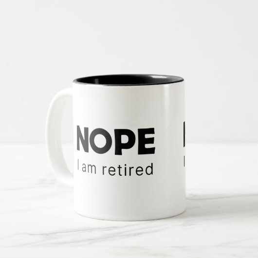 Nee, ik ben met pensioen. tweekleurige koffiemok (Voorkant links)