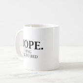 Nee. Ik ga terug naar bed. Koffiemok (Voorkant links)