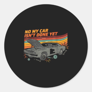Nee, mijn auto is nog niet klaar, grappige autolie ronde sticker