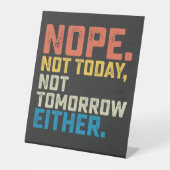 Nee, vandaag ook niet morgen reclamebord met voetstuk (Voorkant)