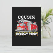 Neef brandweerman op de bommen feestdagenkaart (Staand voorkant)