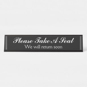 "Neem alsjeblieft een stoel" "We komen binnenkort  Bureau Naambordje