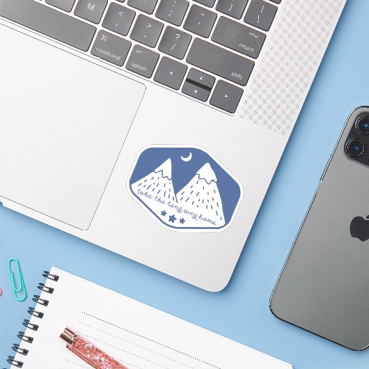 Neem de Long Way Home Sticker - Blauw (Laptop met iPhone)