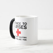 NEEM DE NEUS OM DE DOKERS TE HOUDEN MAGISCHE MOK (Voorkant links)