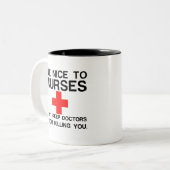 NEEM DE NEUS OM DE DOKERS TE HOUDEN TWEEKLEURIGE KOFFIEMOK (Voorkant links)