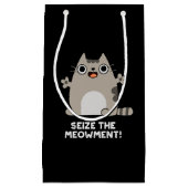 Neem de positieve kat van de middelgrote laag van  klein cadeauzakje (Voorkant)