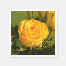 Neem de tijd om de gele roos te ruiken