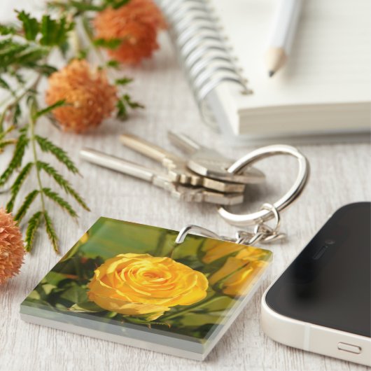 Neem de tijd om de gele roos te ruiken sleutelhanger (Voorkant Rechts)