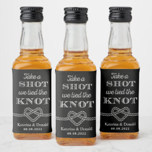 Neem een foto van de bliksemflesje van de Knot Wed Likeurfles Etiket