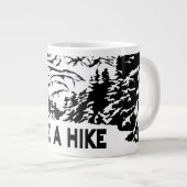 Neem een Hike quote monochrome berglandschap Grote Koffiekop (Voorkant rechts)