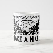 Neem een Hike quote monochrome berglandschap Grote Koffiekop (Voorkant)