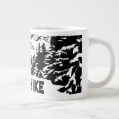 Neem een Hike quote monochrome berglandschap Grote Koffiekop (Rechts)
