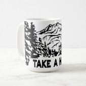 Neem een Hike quote monochrome berglandschap Koffiemok (Voorkant links)