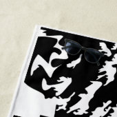 Neem een Hike quote monochrome berglandschap Strandlaken (In situ)