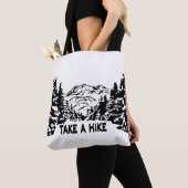 Neem een Hike quote monochrome berglandschap Tote Bag (Dichtbij)