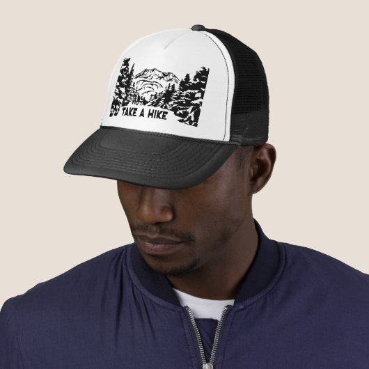 Neem een Hike quote monochrome berglandschap Trucker Pet (In situ)