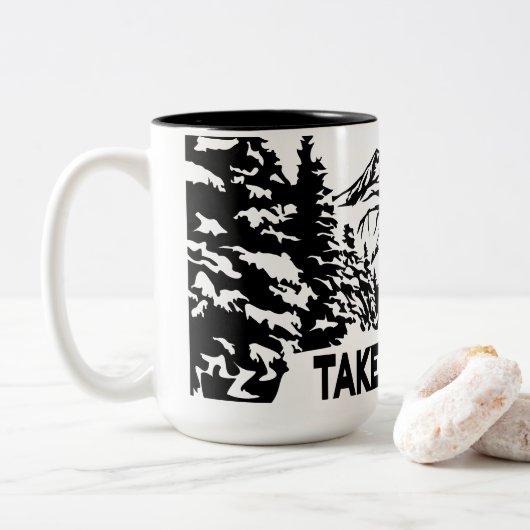 Neem een Hike quote monochrome berglandschap Tweekleurige Koffiemok (Met donut)