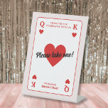 Neem een partij gunsten koppels douche reclamebord met voetstuk<br><div class="desc">Laat uw gasten zich gewaardeerd voelen met ons 'Please Take One!' feestvoorkeursbord! Versierd met een charmant speelkaartontwerp met de King of Hearts en Queen of Hearts, voegt dit bord een vleugje grilligheid toe aan uw Las Vegas-thema koppels vrijgezellenfeest. In levendig rood, zwart en wit moedigt het gasten aan om een...</div>