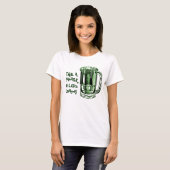 Neem een pitcher die langer duurt t-shirt (Voorkant volledig)