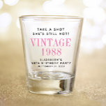 Neem een Shot 40th Birthday Party Favor Shot Glas<br><div class="desc">Fun shot glass gunst voor haar 40ste verjaardagsfeestje. "Neem een Shot she's Stilte" is geschreven in eenvoudige typografie en "" en het jaar van haar geboorte is in elegante roze typografie. Haar naam,  de feestdatum en alle andere tekst zijn volledig aanpasbaar.</div>