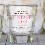 Neem een Shot 50th Birthday Party Favor Shot Glas<br><div class="desc">Fun heeft een glazen gunst voor haar 50ste verjaardagsfeestje. "Neem een Shot she's Stilte" is geschreven in eenvoudige typografie en "" en het jaar van haar geboorte is in elegante roze typografie. Haar naam,  de feestdatum en alle andere tekst zijn volledig aanpasbaar.</div>