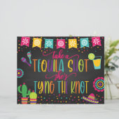 Neem een Tequila Shot die ze de Knot Sign vastlegt (Staand voorkant)