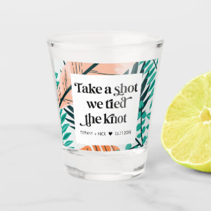 Neem een tropisch strand bruiloft shot glas