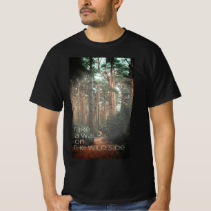 Neem een wandeling op het T-shirt aan de wilde kan