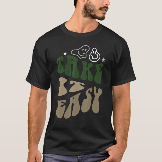 Neem het gemakkelijk met groene letters Retro  T-shirt (Voorkant)