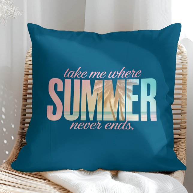 "Neem me mee waar de zomer nooit eindigt", klinkt  Kussen ("Take Me Where Summer Never Ends" Tropical Quote Throw Pillow on a sunny rattan armchair.)
