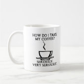 Neem mijn koffie serieus Grappige mok (Links)