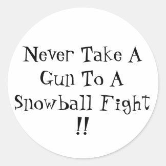 Neem nooit een Pistool naar een sneeuwbalgevecht!! Ronde Sticker