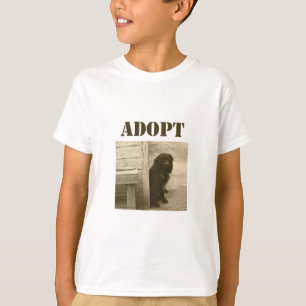 Neem zwerfhond aan t-shirt