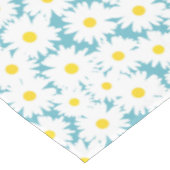 Negatieve Space Daisies wit geel op blauw Tafelkleed (Gekanteld)