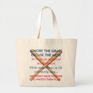 Negeer de Grass. Excuseer de Mess. Baseball Moms Grote Tote Bag